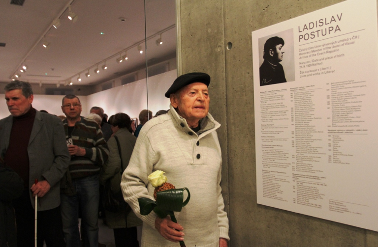 Ladislav Postupa na výstavě v galerii